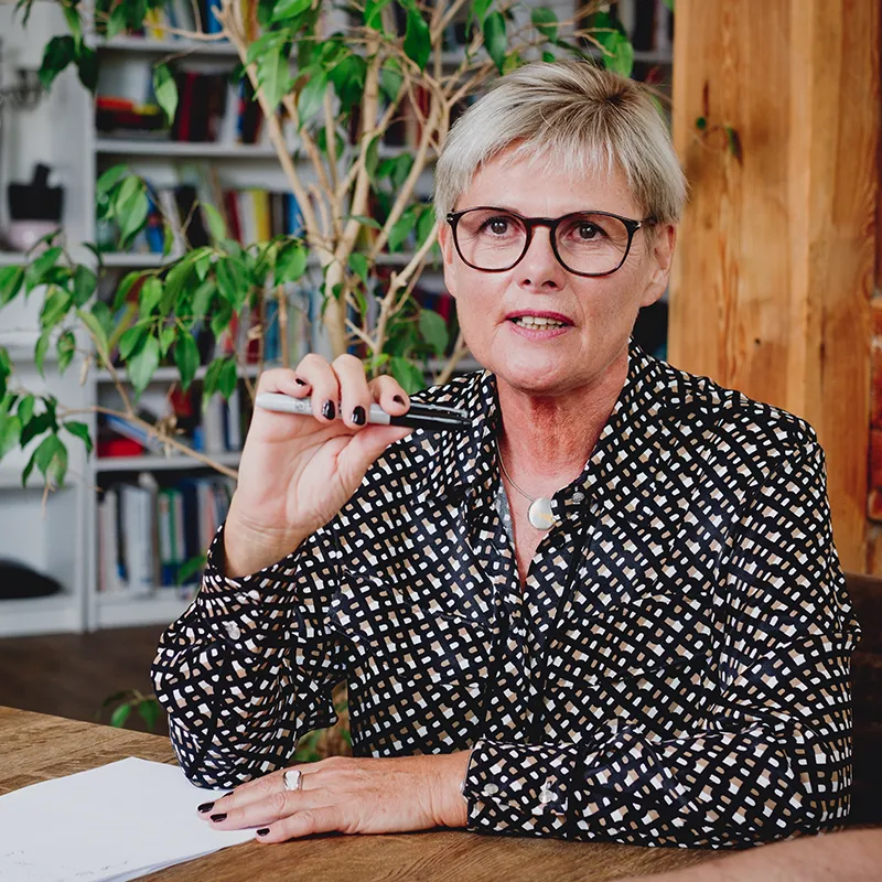 Kerstin Bannemerschult gibt einen Workshop zum Führen eines Teams.