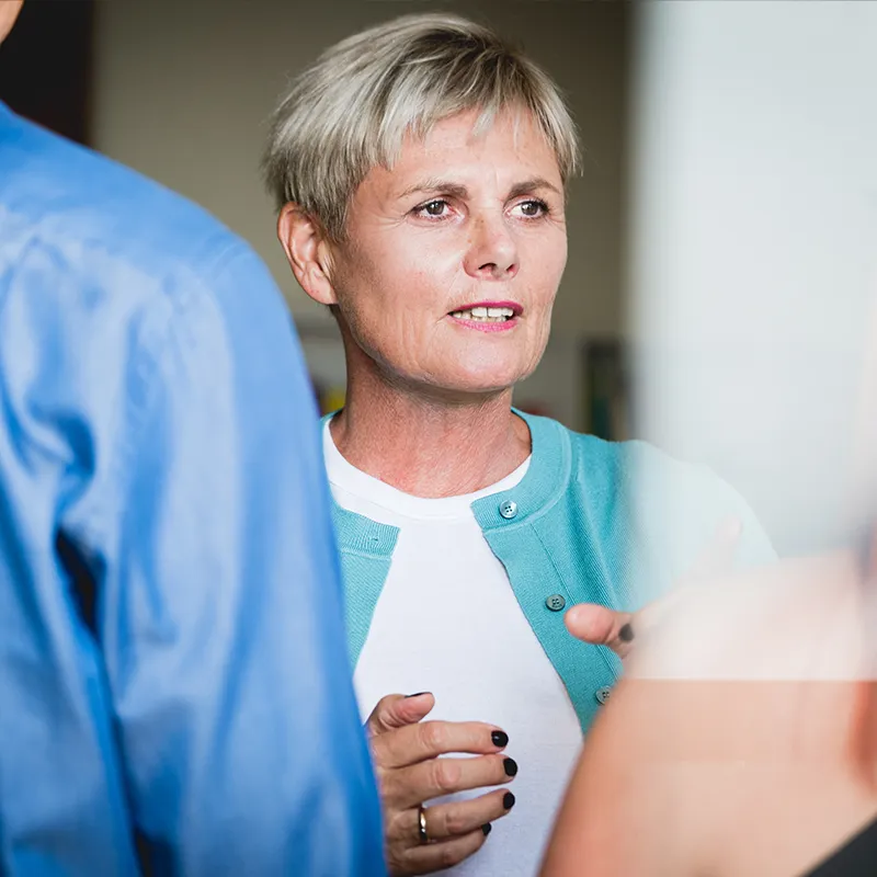 Kerstin Bannemerschult im Konfliktmanagement mit zwei Personen.