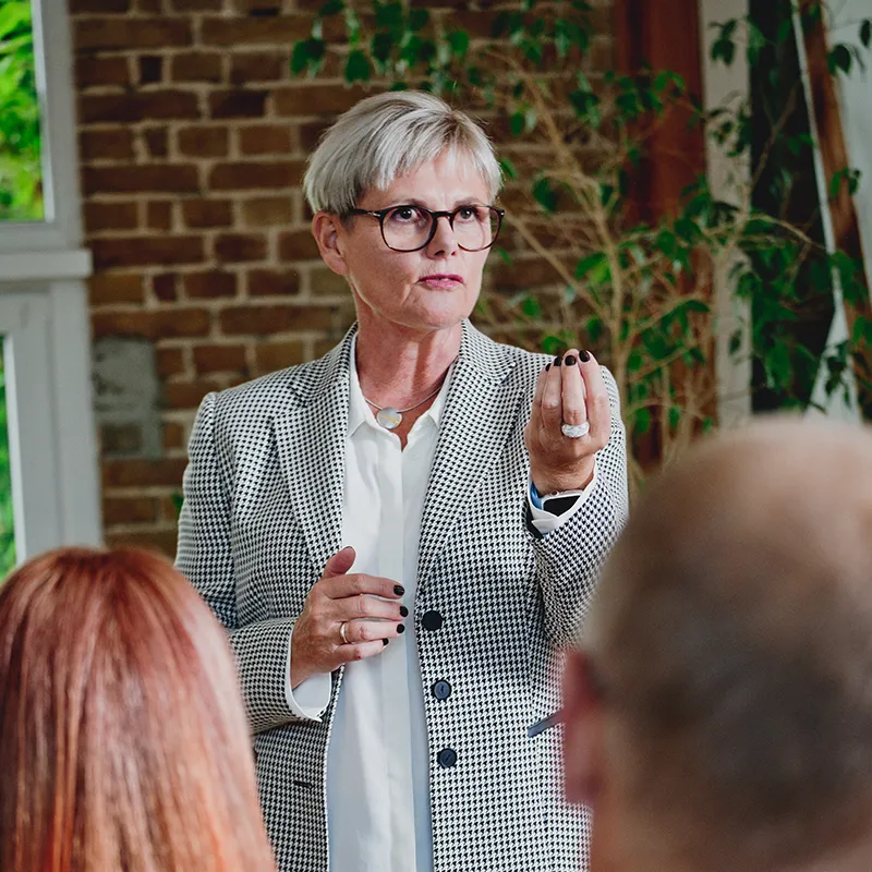 Kerstin Bannemerschult gibt einen Workshop zum Thema Rhetorik.