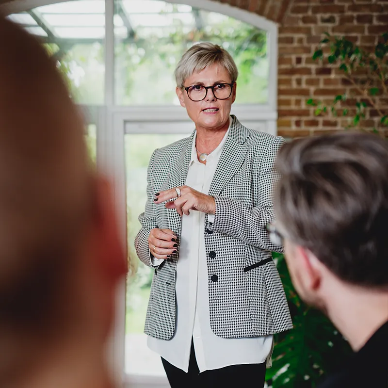 Kerstin Bannemerschult erklärt in einem Vortrag, wie ein Umgang mit Veränderungen funktioniert.