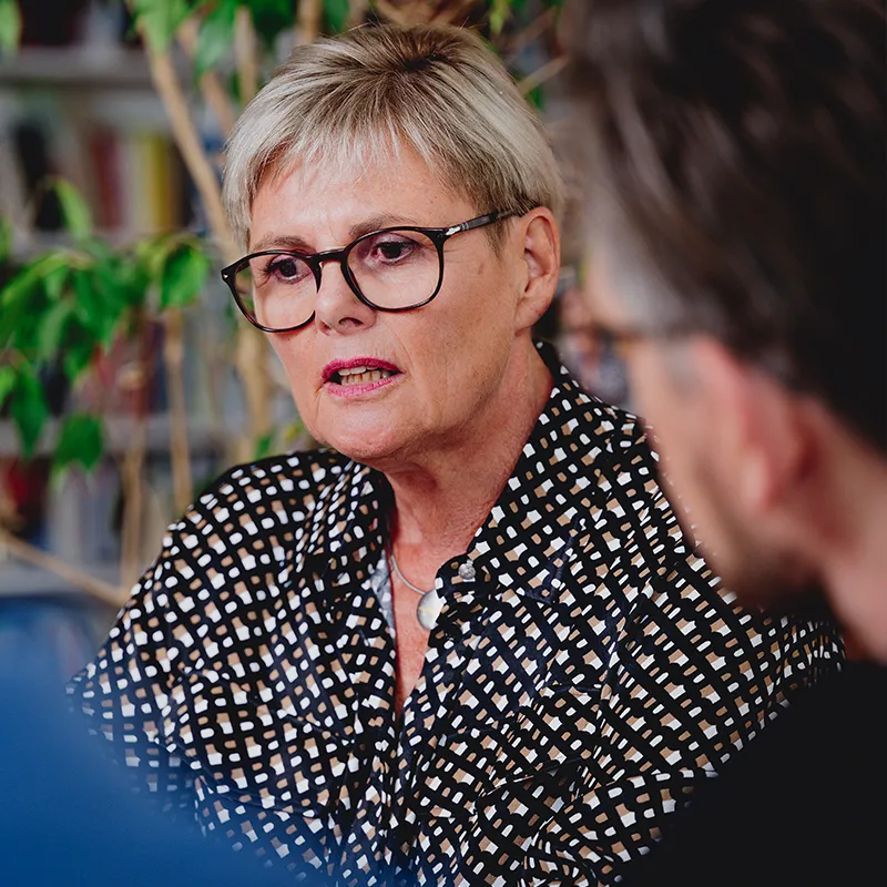 Kerstin Bannemerschult unterstützt mit Gesprächen in Verhandlungen.